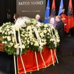 Del fotoja, kush ishte gruaja në cermoninë m*rtore të Fatos Nanos që trazoi rrjetin?