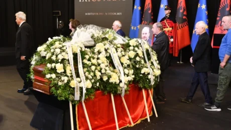 Del fotoja, kush ishte gruaja në cermoninë m*rtore të Fatos Nanos që trazoi rrjetin?