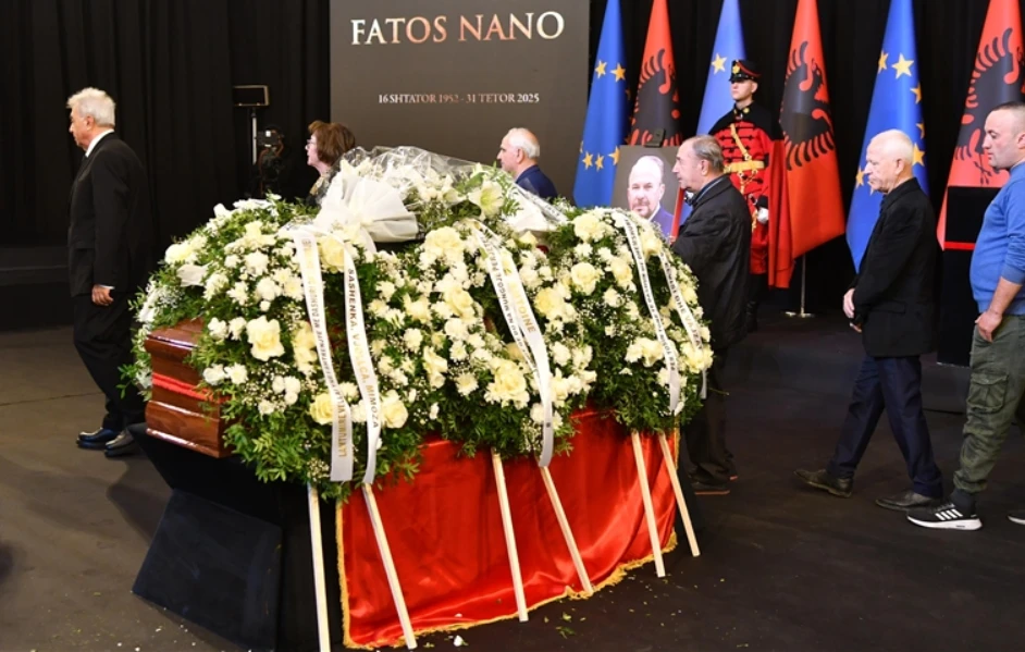 Del fotoja, kush ishte gruaja në cermoninë m*rtore të Fatos Nanos që trazoi rrjetin?