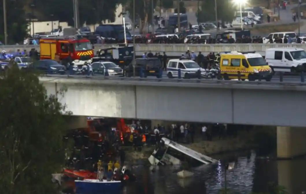 Tragjike/ Autobusi rrëshqet nga ura dhe bie në lumë, aksidenti i rëndë shënon 18 viktima