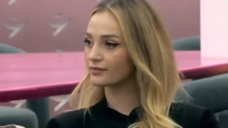 Jo me Mirin, Selin puth dhe përqafon këtë banor brenda shtëpisë së BBVA