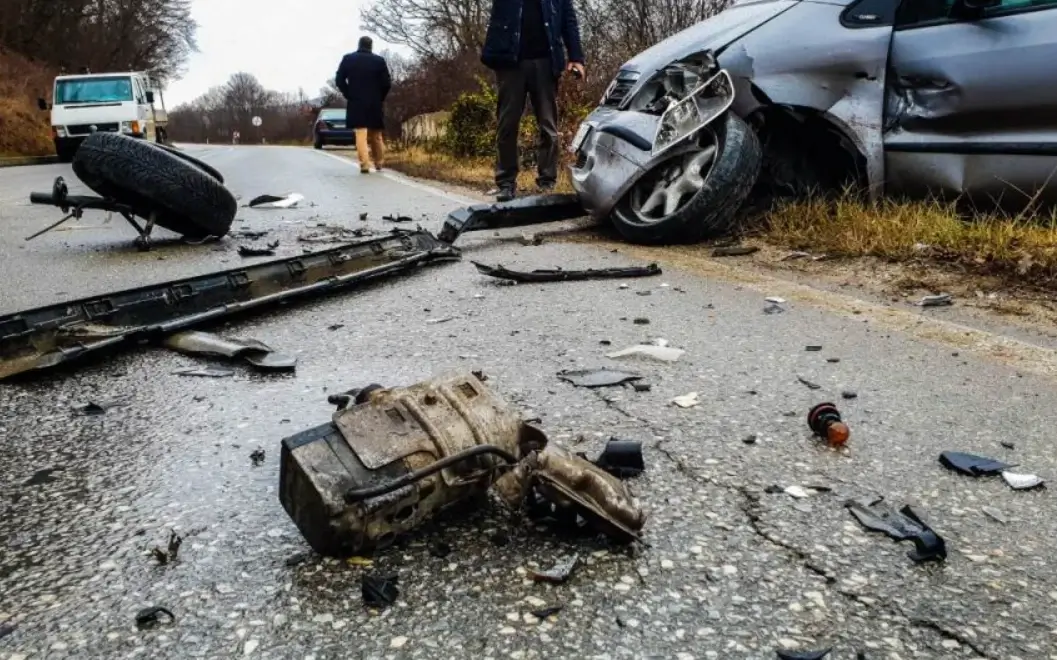 Makinat përplasen kokë më kokë, shoferi 27 vjecar përpIaset me…