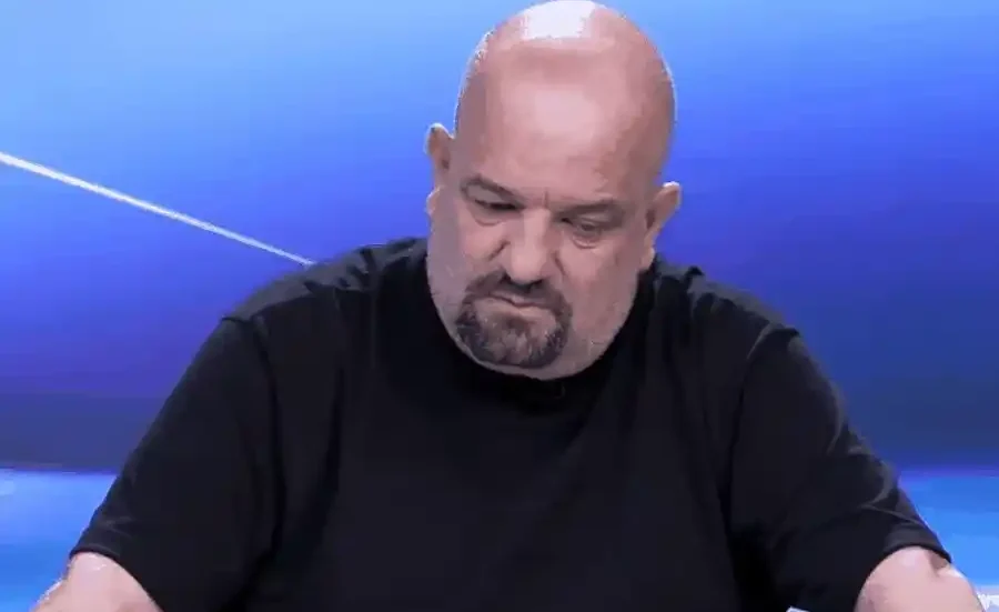 Incident gjatë spektaklit, Ilir Vrenozi rrëzohet në skenën e BBVIP