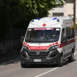 70-vjeçari hidhet nga ballkoni, por bie mbi 80-vjeçaren. 80 vjecarja humb jeten, 70 vjecari mbijeton!