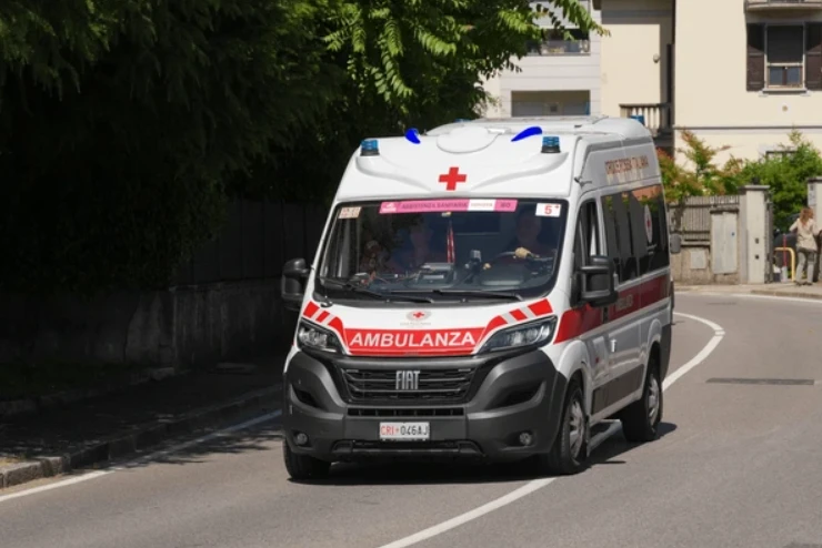 70-vjeçari hidhet nga ballkoni, por bie mbi 80-vjeçaren. 80 vjecarja humb jeten, 70 vjecari mbijeton!