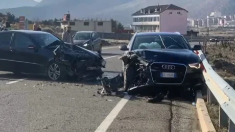 Aksident i rëndë në vend! Dy makina bëhen copash, 4 persona që ndodheshin…