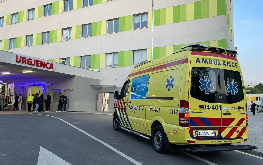 Erdhi për pushime në Shqipëri, 15 vjecari bie nga ballkoni i katit katërt dhe…