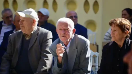 Qeveria ‘hap qesen’ për pensionistët/ Bonusi për festat e fundvitit, ja shuma që do të marrin