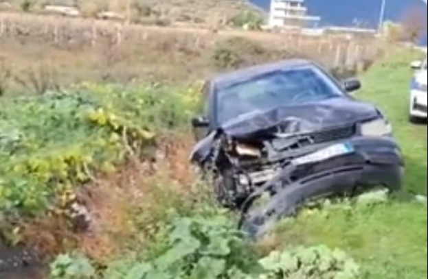 Aksident i frikshëm në vend! Dy makina bëhen copash, raportohet se ka…