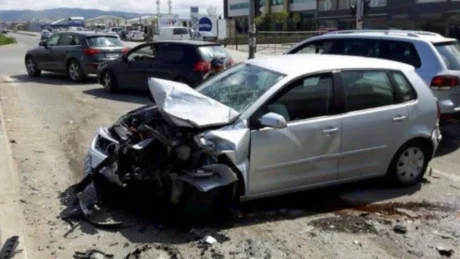 Aksident i tmerrshëm në vend! Dy makina bëhen copash, humb jetën 25 vjecari