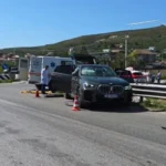 ‘Mori në qafë nënën e saj…’ flasin dëshmitarët pas aksidentit me vd*kje në vend ‘Gruaja e tij ishte shtatëzënë…’