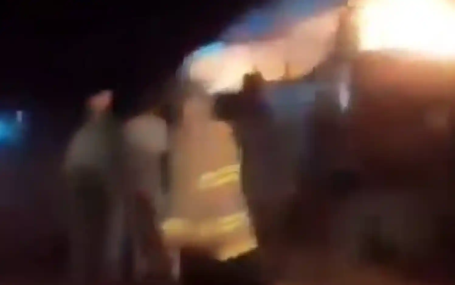 Tragjedi, autobusi plot me emigrantë përplaset me kamionin dhe shpërthen në flakë, vd*sin 71 persona (VIDEO)