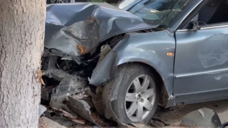 Aksident i frikshëm në vend! Makina përfudon në lokal, 2 kliente që ndodheshin aty…