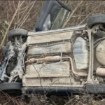 Aksident tronditës! Makina përfundon në grop, humb jetën shoferi