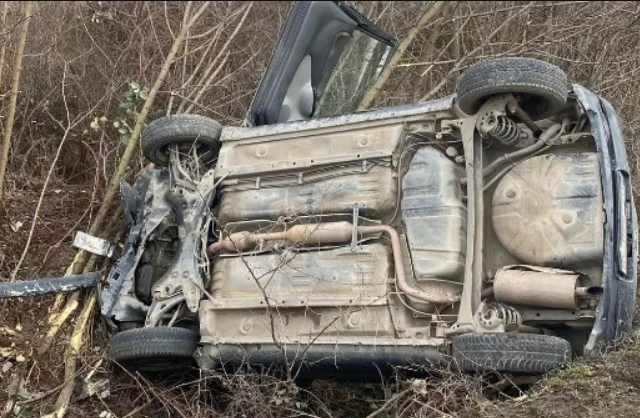 Aksident tronditës! Makina përfundon në grop, humb jetën shoferi