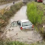 Aksident i frikshëm në vend: Makina përfundon në kanalin e ujit, dy persona thuhet se…’