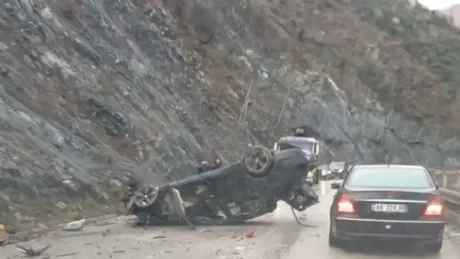 Aksident i rëndë në vend, përmbyset automjeti!