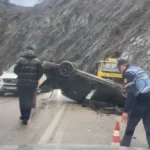 Aksident fatal në vend! Tentoi të shmangte dherat në rrugë makina kthehet përmbys, dy persona…