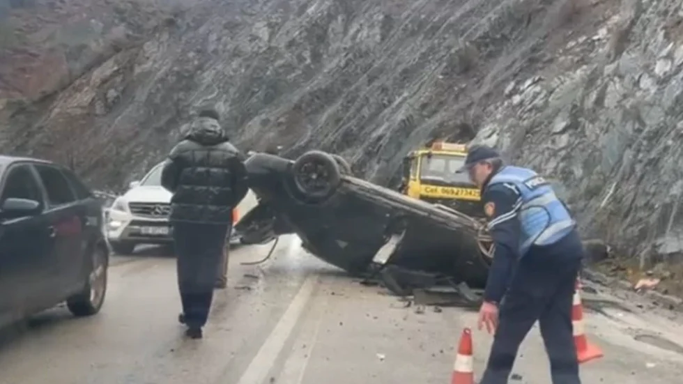 Aksident fatal në vend! Tentoi të shmangte dherat në rrugë makina kthehet përmbys, dy persona…