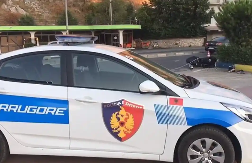Makina doli nga rruga, plagosen tre anëtarë të një familje