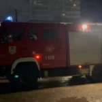 E FUNDIT: Zjarri i fuqishëm përfshinë disa banesa në vend, një 12 vjecare thuhet se…