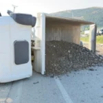 Aksident në aksin Tiranë-Durrës, përmbyset një kamion në autostrad! Dyshohet për…