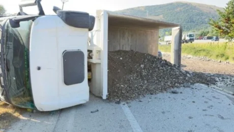 Aksident në aksin Tiranë-Durrës, përmbyset një kamion në autostrad! Dyshohet për…