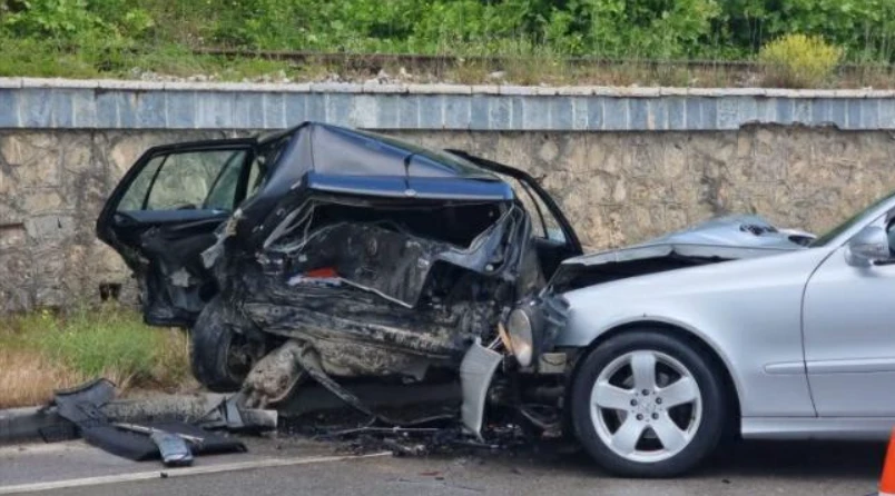 Aksident i rëndë në vend! PërpIasen dy automjete, humb jetën 26 vjecari