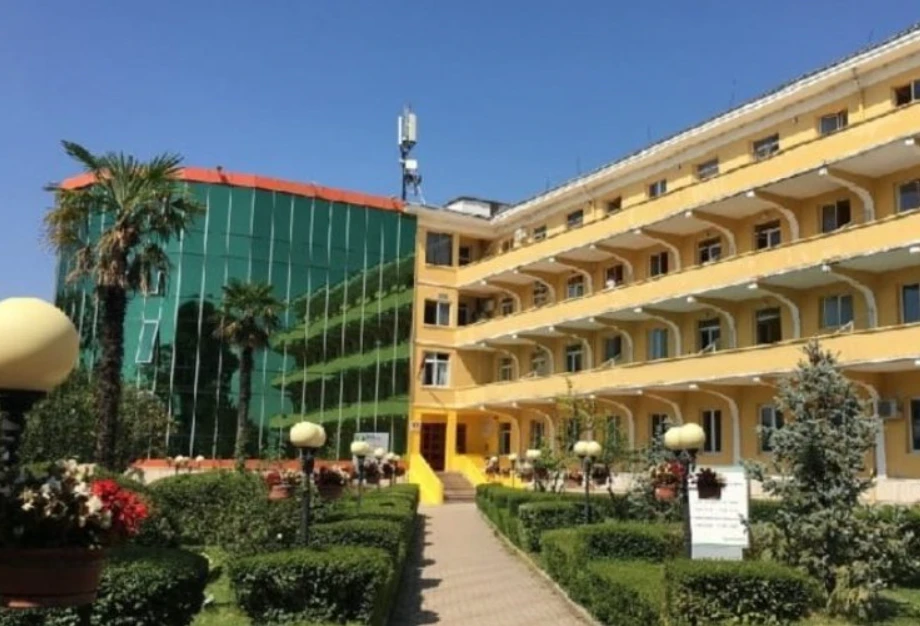 E paprecedentë! Sherr për pacientin në spitalin e Sanatoriumit, kolegu godet me th*kë infermierin