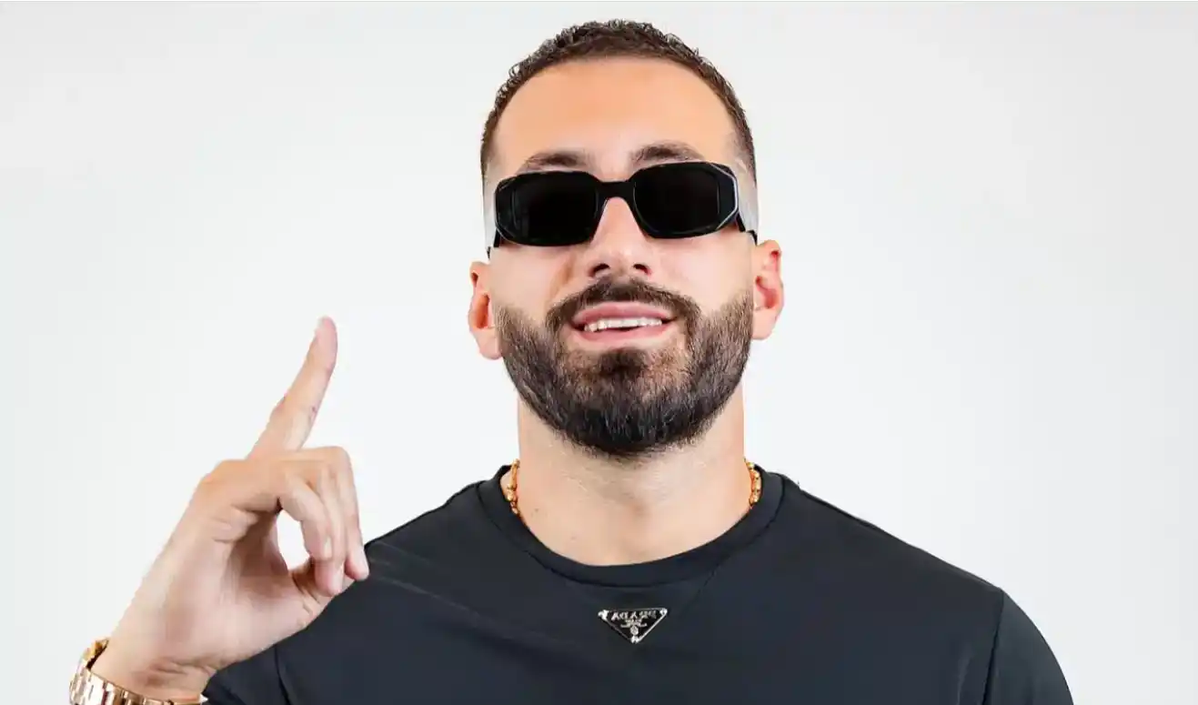 Partnerja e re nuk po i ndahet Jozit, shfaqet krah tij këtë herë me portret…