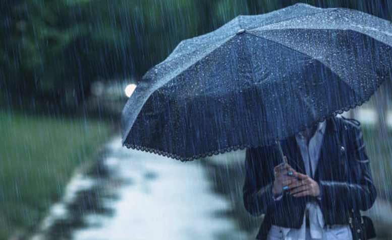 Bëhuni gati! Jepet ALARMI, nesër Shqipëria pushtohet nga reshje të forta shiu!