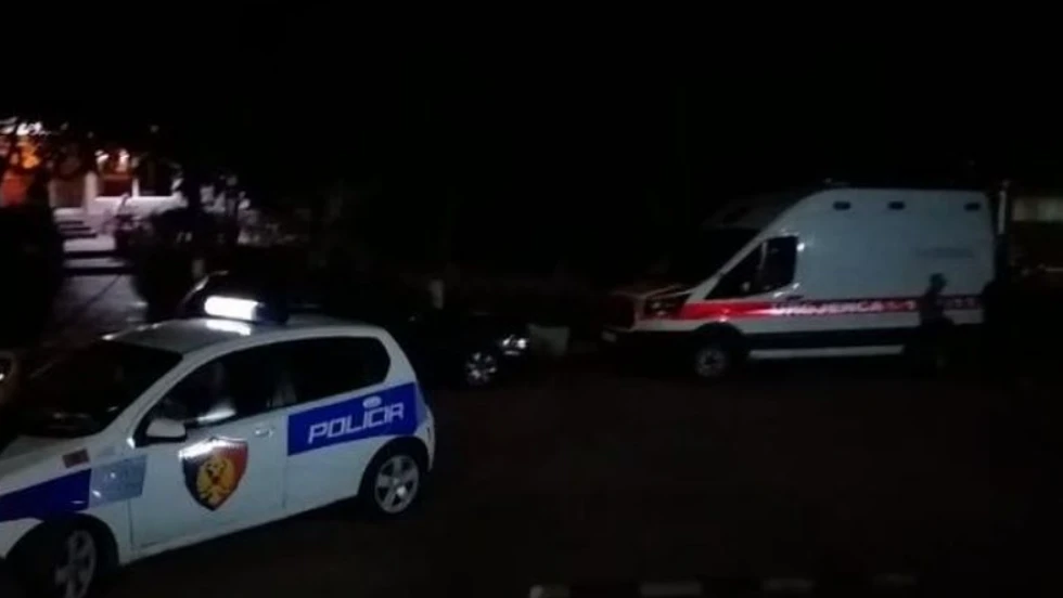 Makina humb kontrrollin dhe përplaset me shtyllen elektrike, 2 persona…