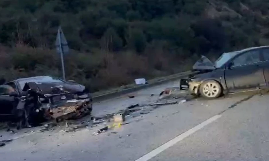 Aksident tronditës në vend! Makinat bëhen copash, 3 persona raportohet të…