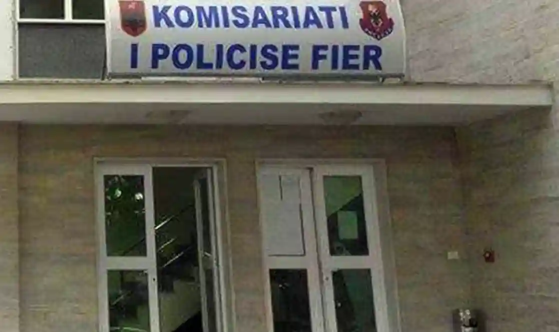 E rëndë në Fier! 30-vjeçari bashkë me dy adoleshentë kryejnë marr*dhënie me një vajzë të mitur…