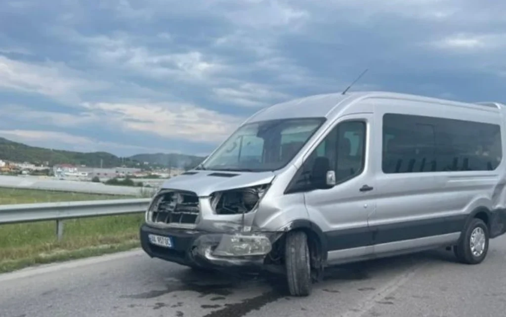 Aksident i frikshëm në vend! Shoferi i dehur nxjerre mjetin nga rruga, 5 persona…