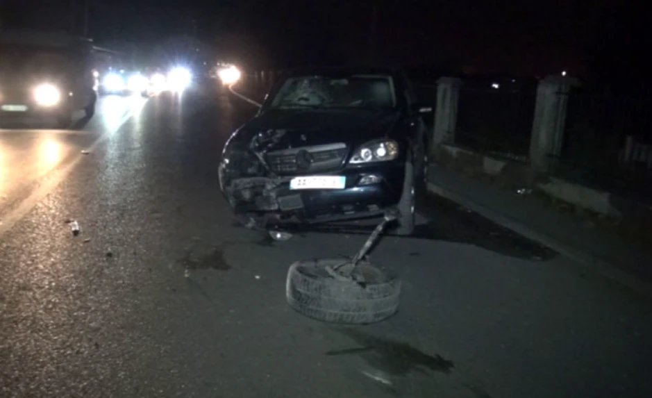 Aksident tragjik në vend! Makina bëhet copash, dy persona…