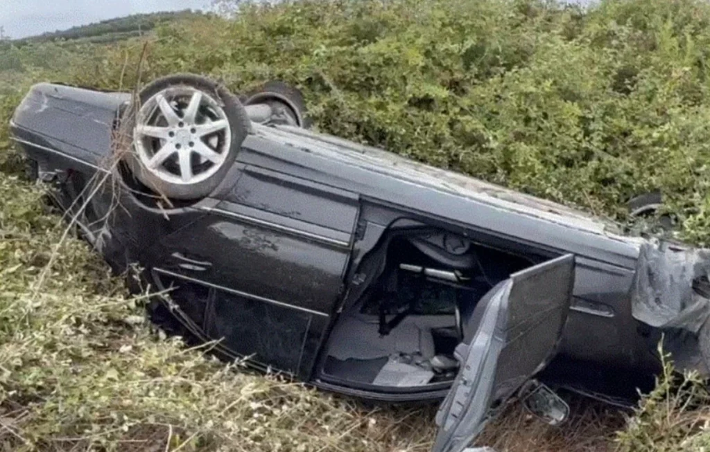 Aksident i frikshëm në vend! Makina përfundon në kanal ja cfarë për personat…