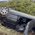 Aksident i frikshëm në vend! Makina përfundon në kanal ja cfarë për personat…