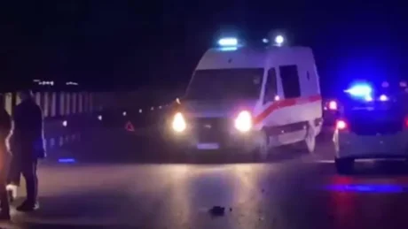 Aksident i frikshëm! Humb jetën 34 vjecari, dy të tjerë të pIagosur rëndë, fluturojnë nga ura në përrua.