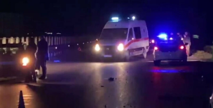 Aksident i frikshëm! Makina ‘fluturon’ motorin në ajër, humb jetën një person!