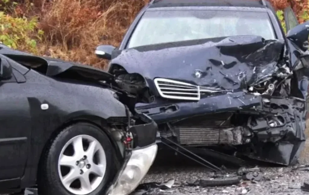 Aksident tragjik në vend! Dy makina bëhen copash, thuhet se 4 persona…