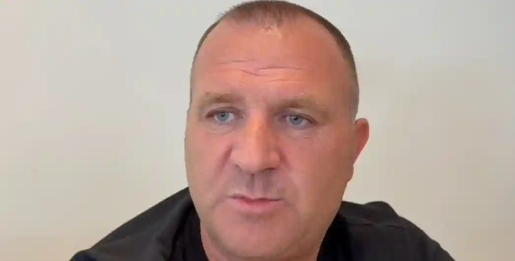 Të shoqen ia përplasën me makinë dhe mbeti e paralizuar, efektivi i rrugores akuzon ish-shefin e qarkullimit që dhunoi kamarierin në Vlorë: Ardian Isufi fshehu provat!