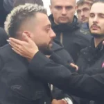 Nuk mbahen lotët/ Ja momenti kur Egli ngushëllon dhe përqafon Gjestin!