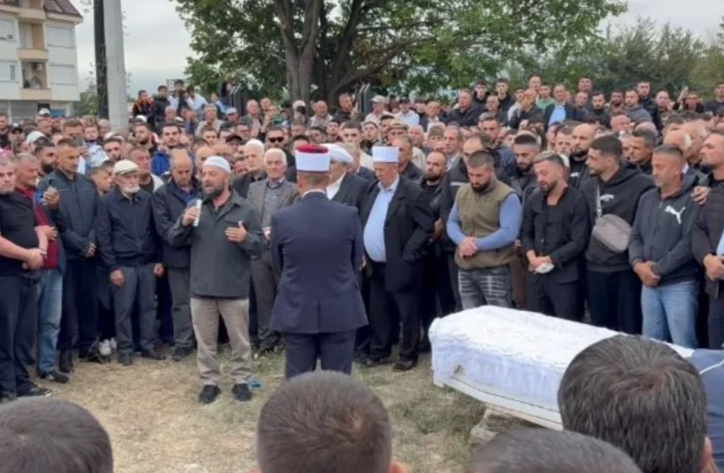 Ky detaj i babait të Gjestit në varrimin e të birit 15 vjecar po rrënon zemrat e të gjithëve! (FOTO)