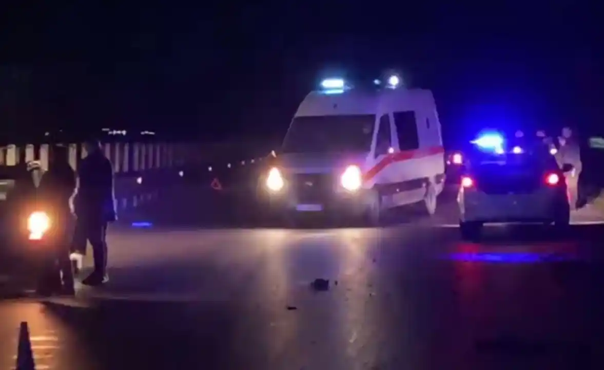 EMRAT/ Aksident i rëndë, makina del nga rruga dhe përplaset me shkallët e një banese, humbin jetën dy të rinj