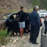 Aksident i rëndë në Rrugën e Arbërit: Makina përfundon në kanal, 2 persona…