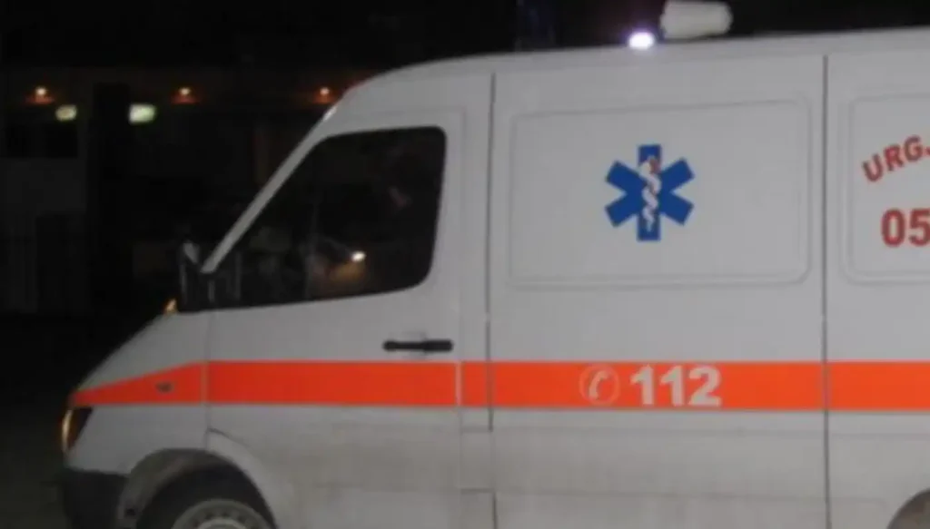 Aksident TR*GJIK në vend, polici përplas për vd*kje pasagjeren sapo ajo del nga autobusi