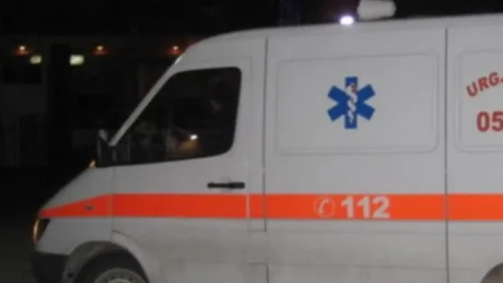 Aksident TR*GJIK në vend, polici përplas për vd*kje pasagjeren sapo ajo del nga autobusi