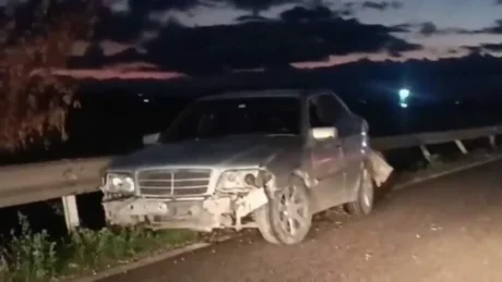 Aksident i frikshëm në vend! Makina humb kontrrollin dhe përplaset me makinën tjetër, raportohet…