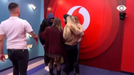 Stine merr valixhen e tij dhe drejtohet drejt derës: Dua të largohem …